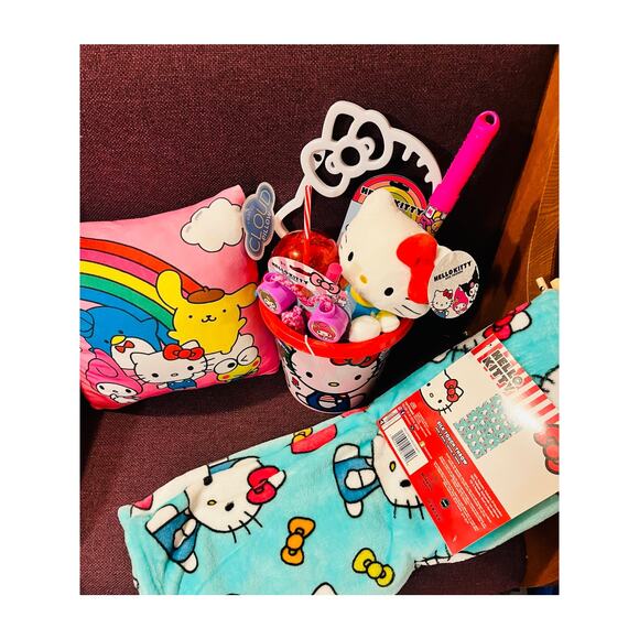 Hello Kitty hello happy 40 x 50 preschool throw with soft cloud  rainbow pillow - Picture 5 of 5